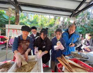 學生自己包粽子